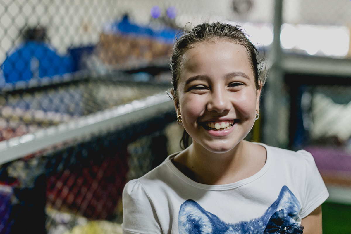 convidada sorrindo e se divertindo