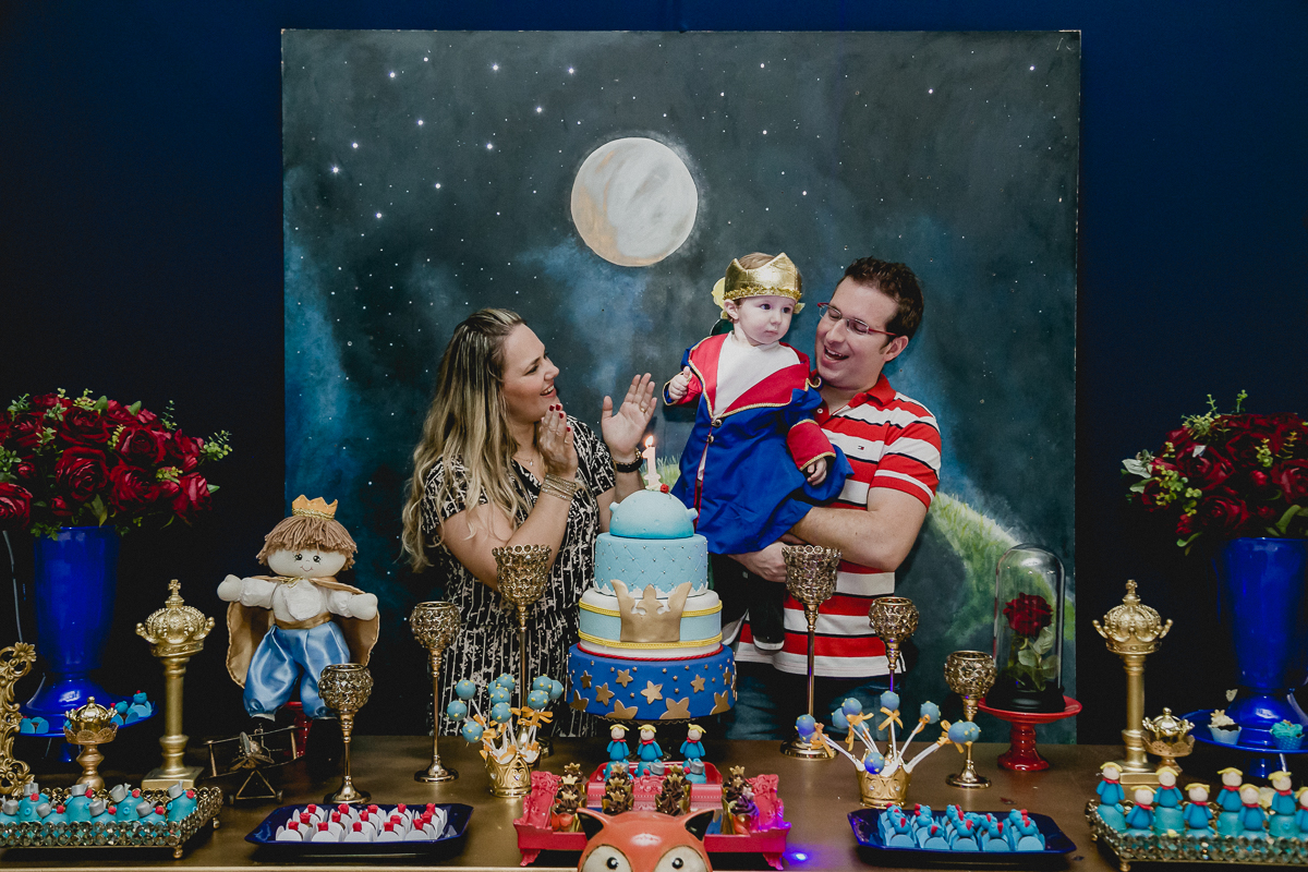 se divertindo cantando o parabens