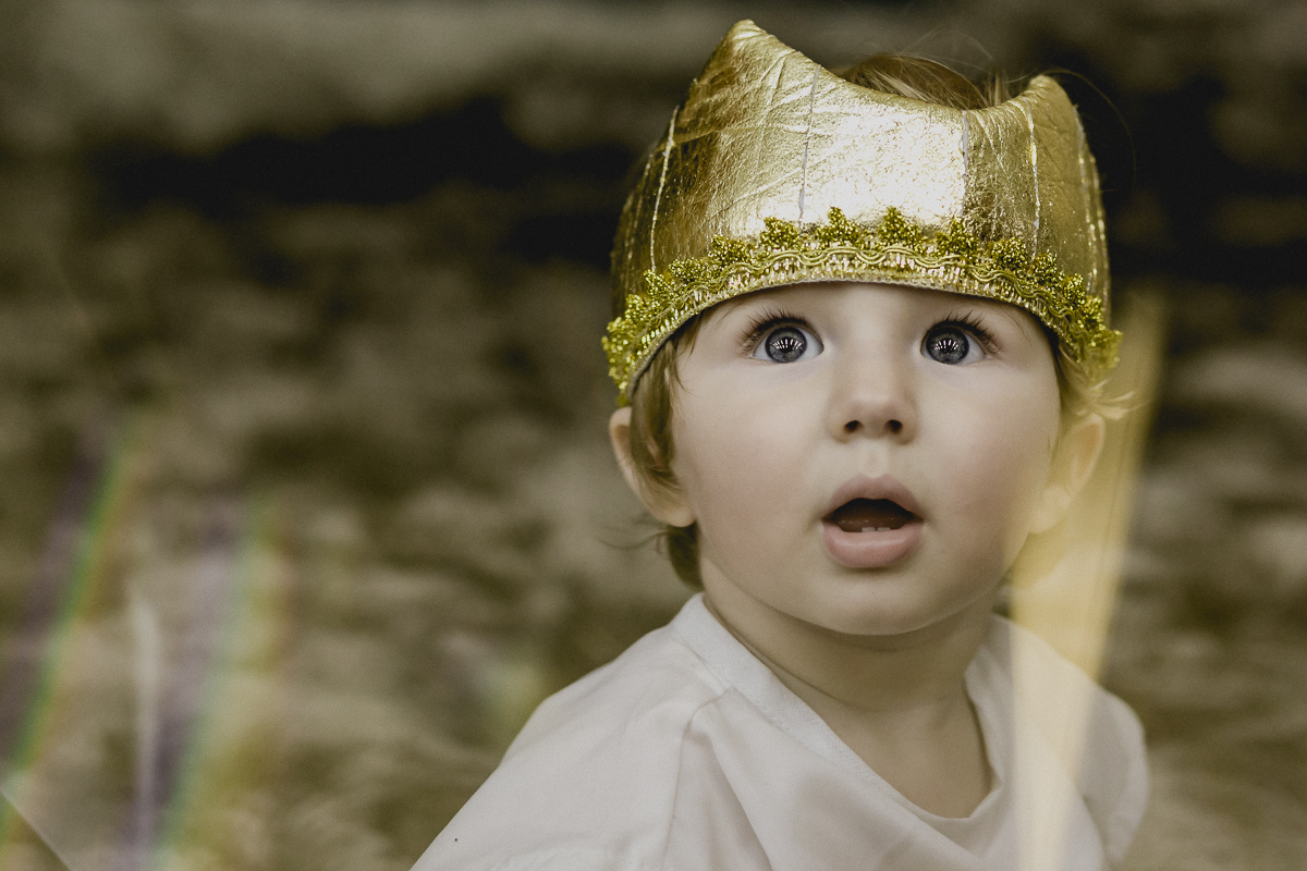 matheus se divertindo com a coroa do rei