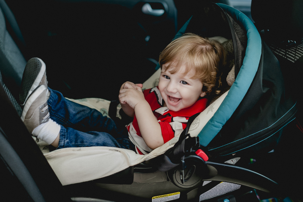 Matheus se divertindo e saindo do carro