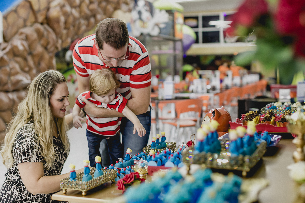 Matheus olhando sua mesa do bolo pela primeira vez
