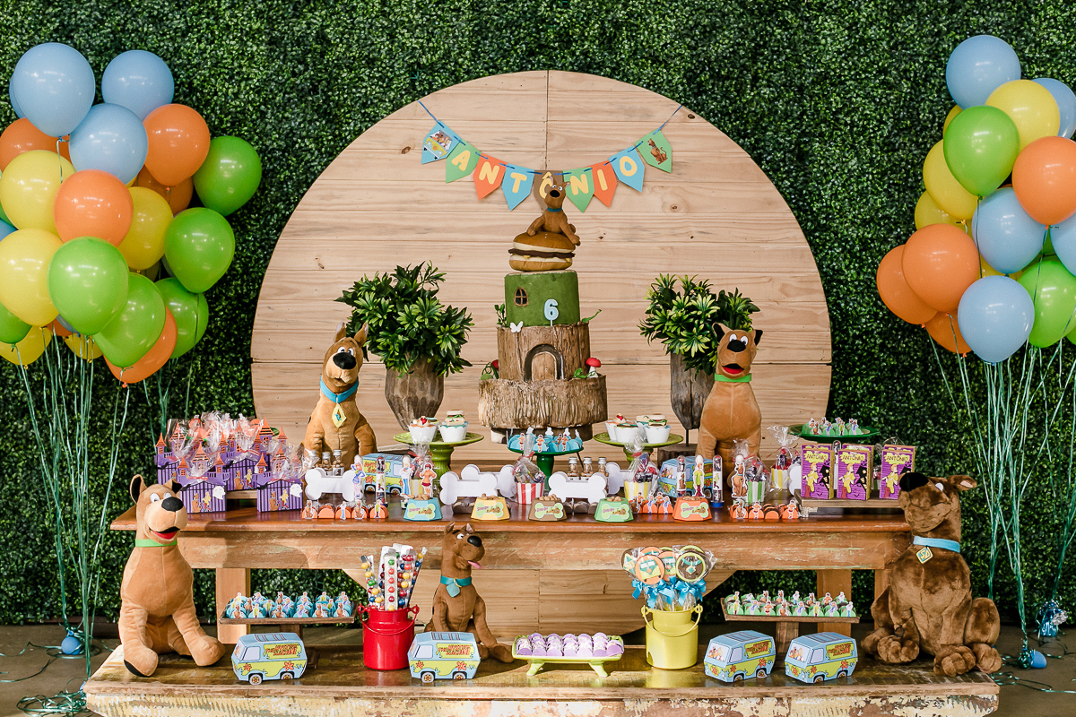 mesa de festa de menino com tema scoob doo