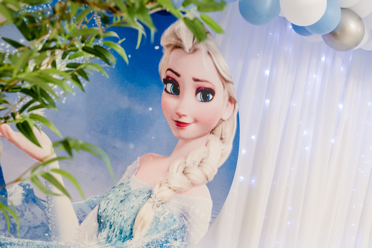 painel da mesa do bolo com tema frozen