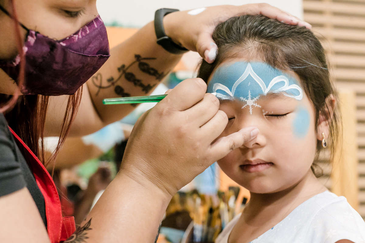 fazendo pinturas no rosto