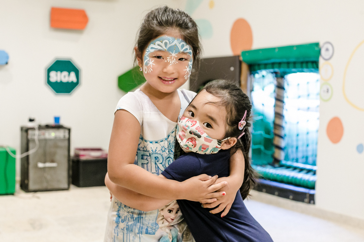 Crianças brincando no espaço infantil alecrim