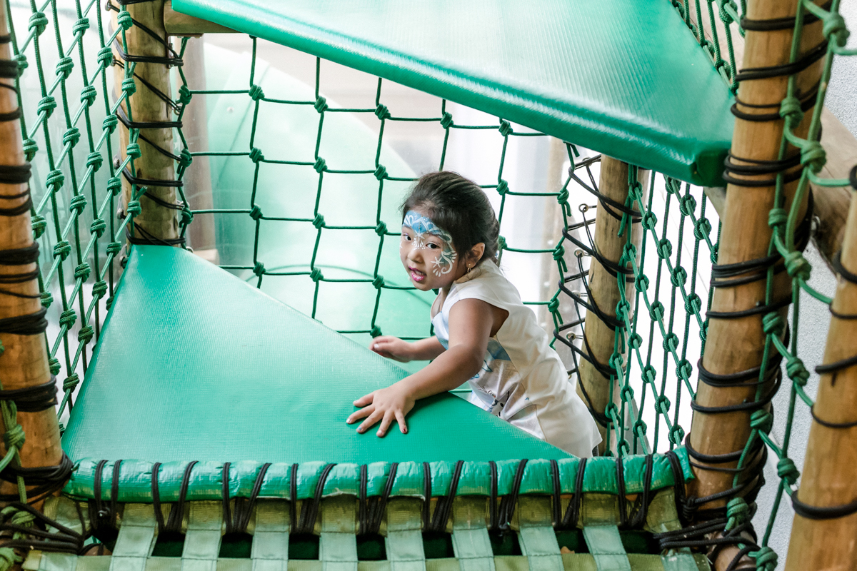Crianças brincando no espaço infantil alecrim