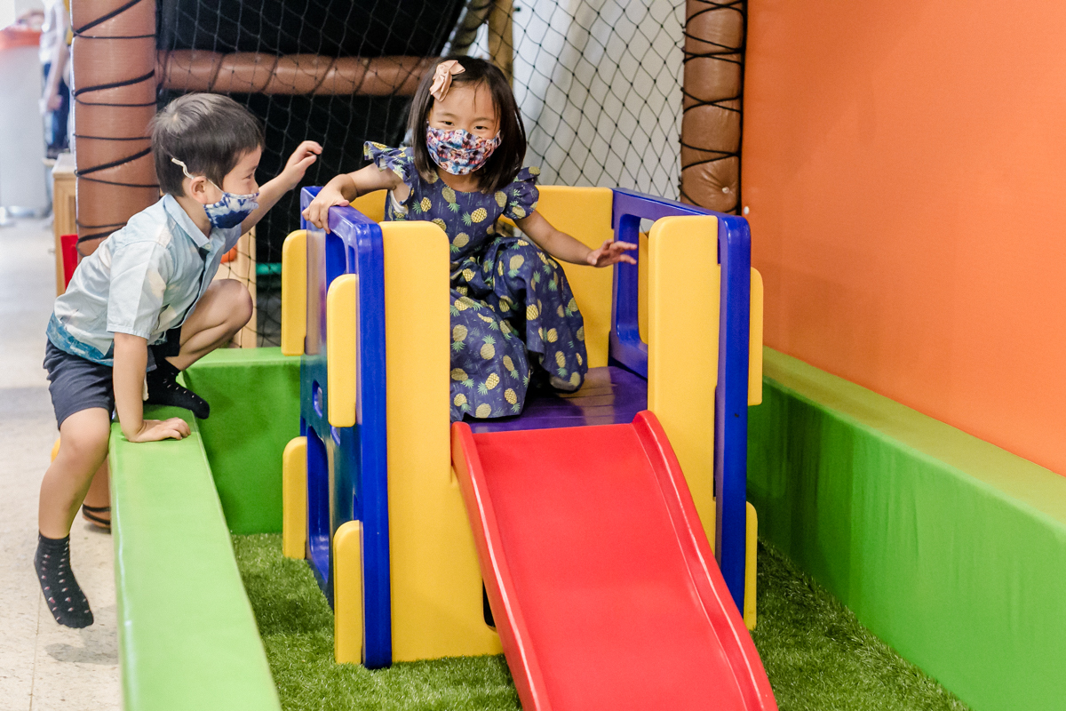 Crianças brincando no espaço infantil alecrim