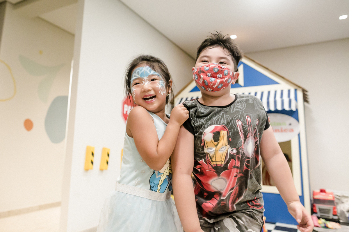 Crianças brincando no espaço infantil alecrim