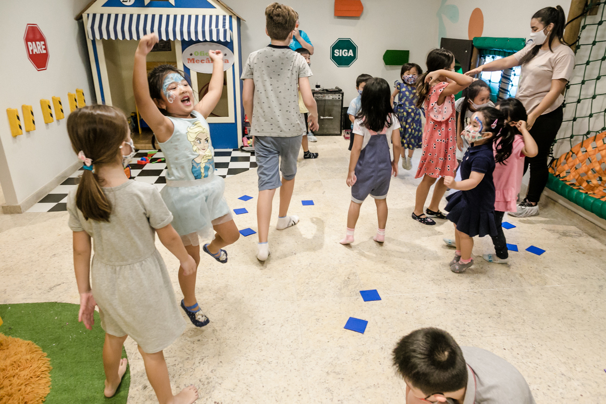 Crianças brincando no espaço infantil alecrim