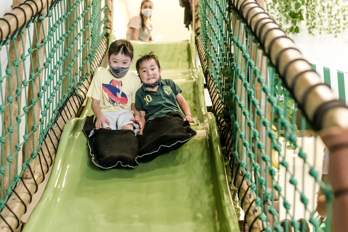 Crianças brincando no espaço infantil alecrim