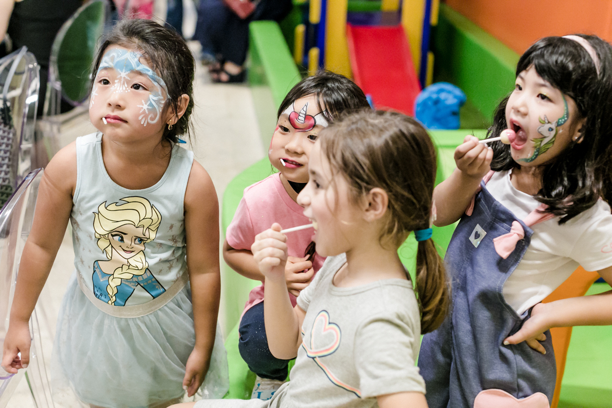 Crianças brincando no espaço infantil alecrim