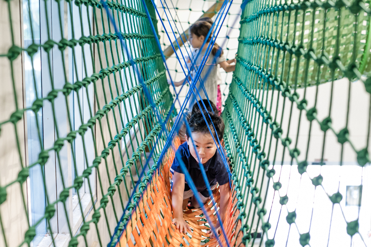 Crianças brincando no espaço infantil alecrim