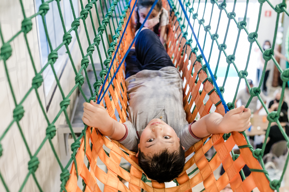 Crianças brincando no espaço infantil alecrim