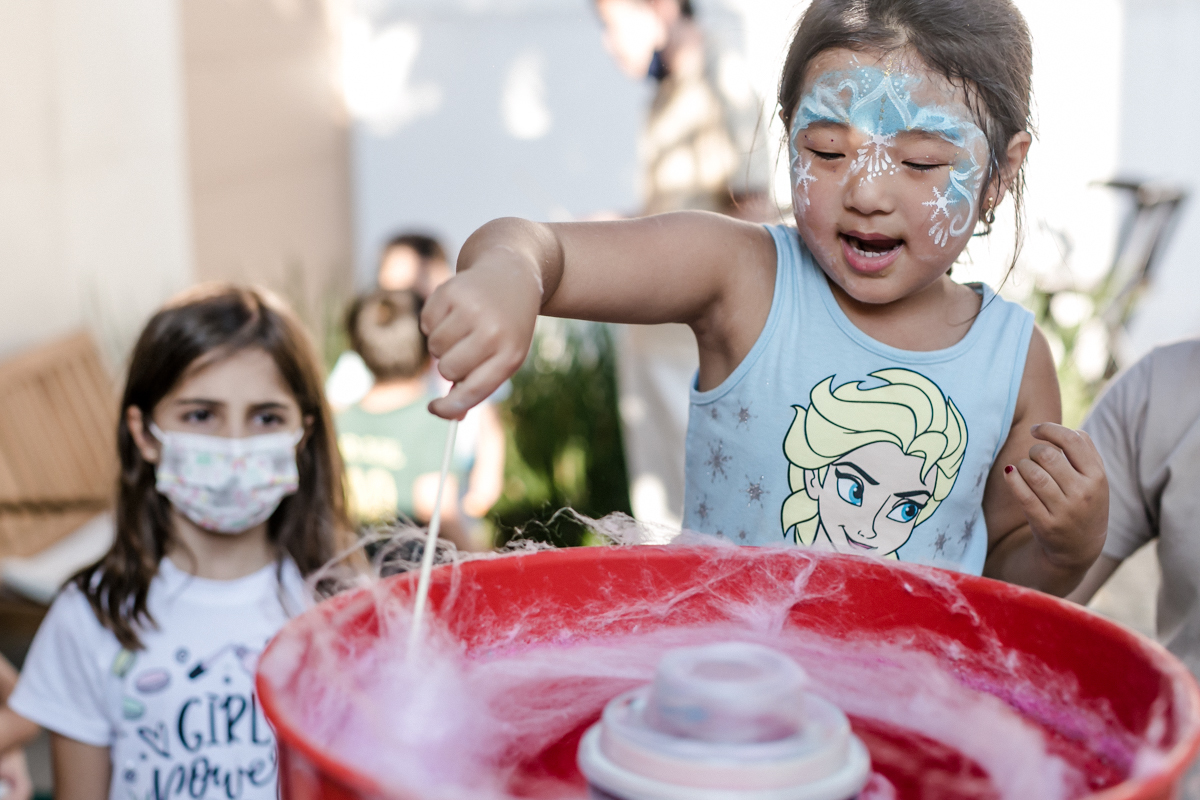 Crianças brincando no espaço infantil alecrim