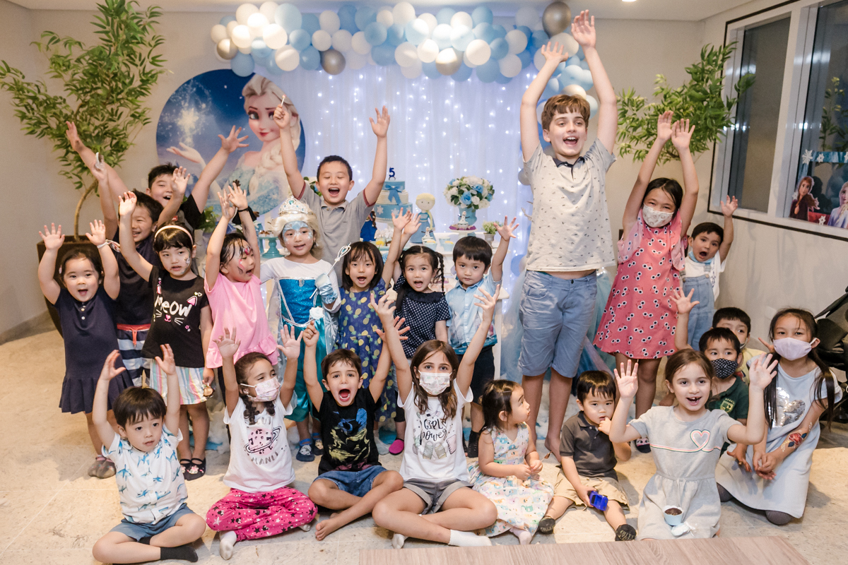Crianças brincando no espaço infantil alecrim