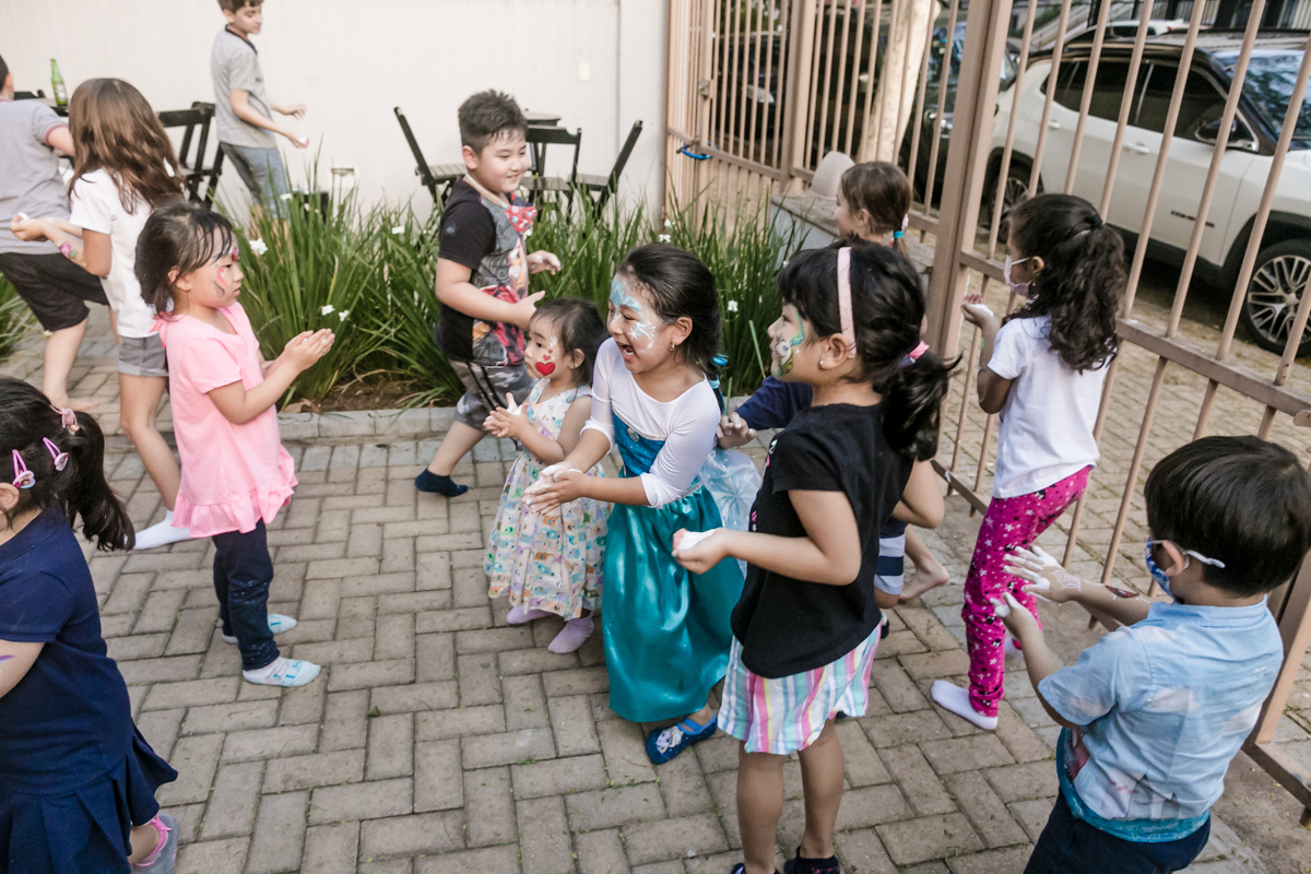 Crianças brincando no espaço infantil alecrim