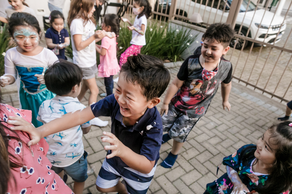 Crianças brincando no espaço infantil alecrim