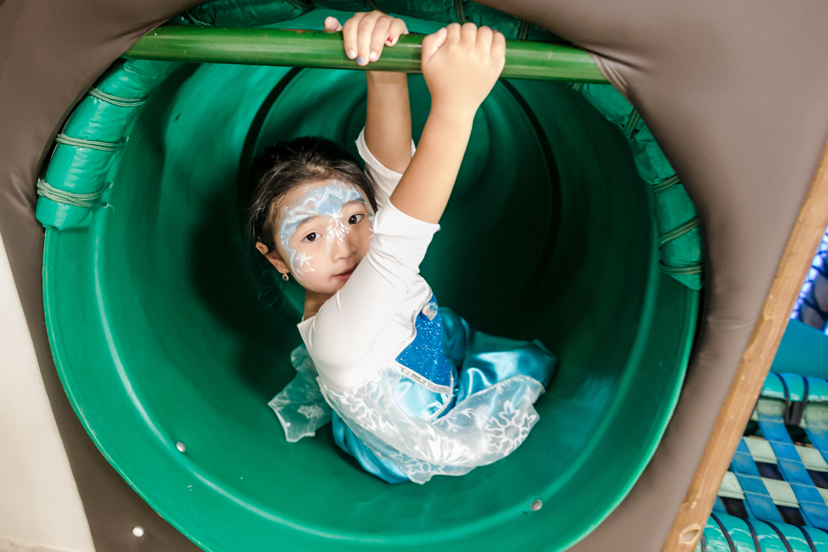 Crianças brincando no espaço infantil alecrim