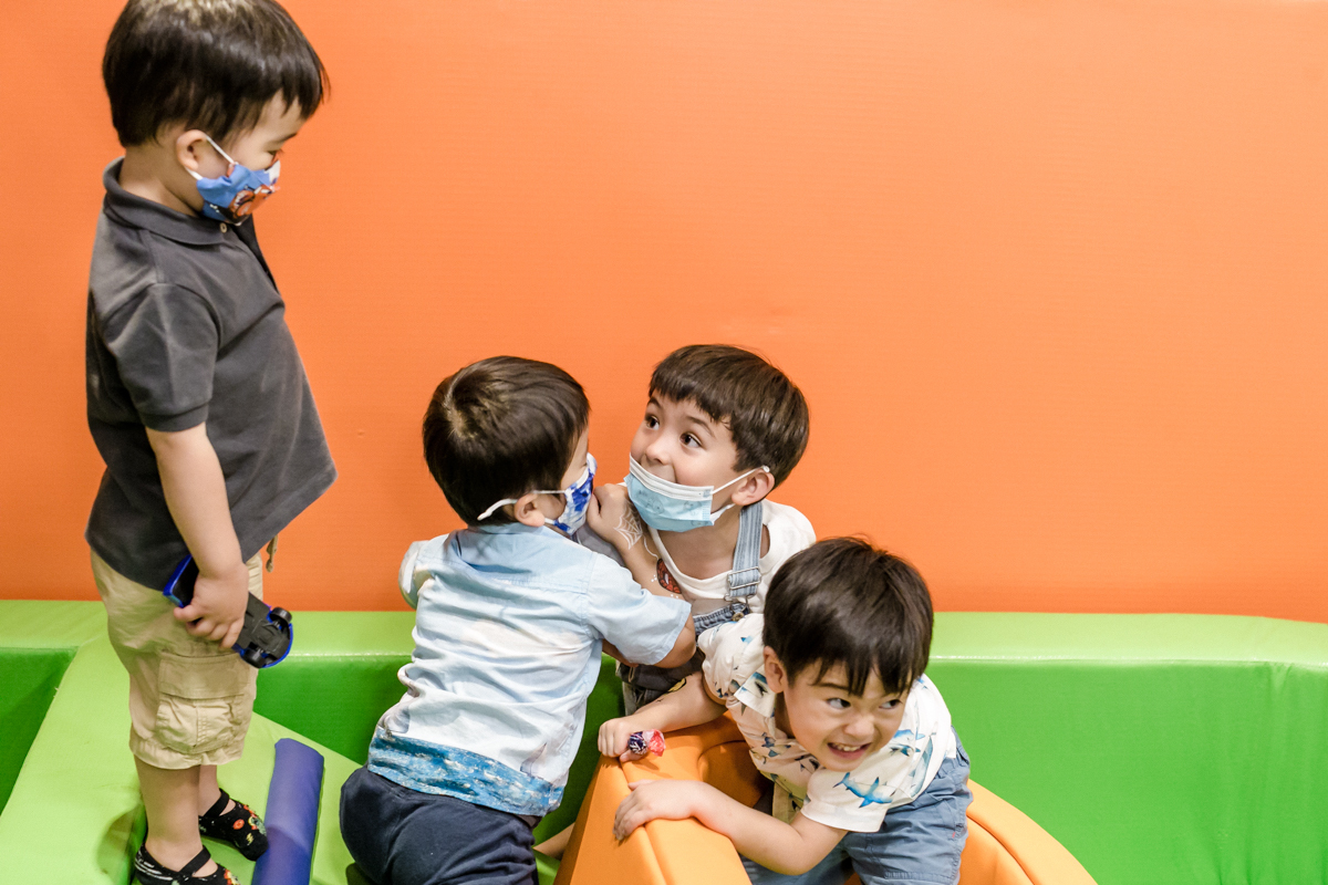 Crianças brincando no espaço infantil alecrim