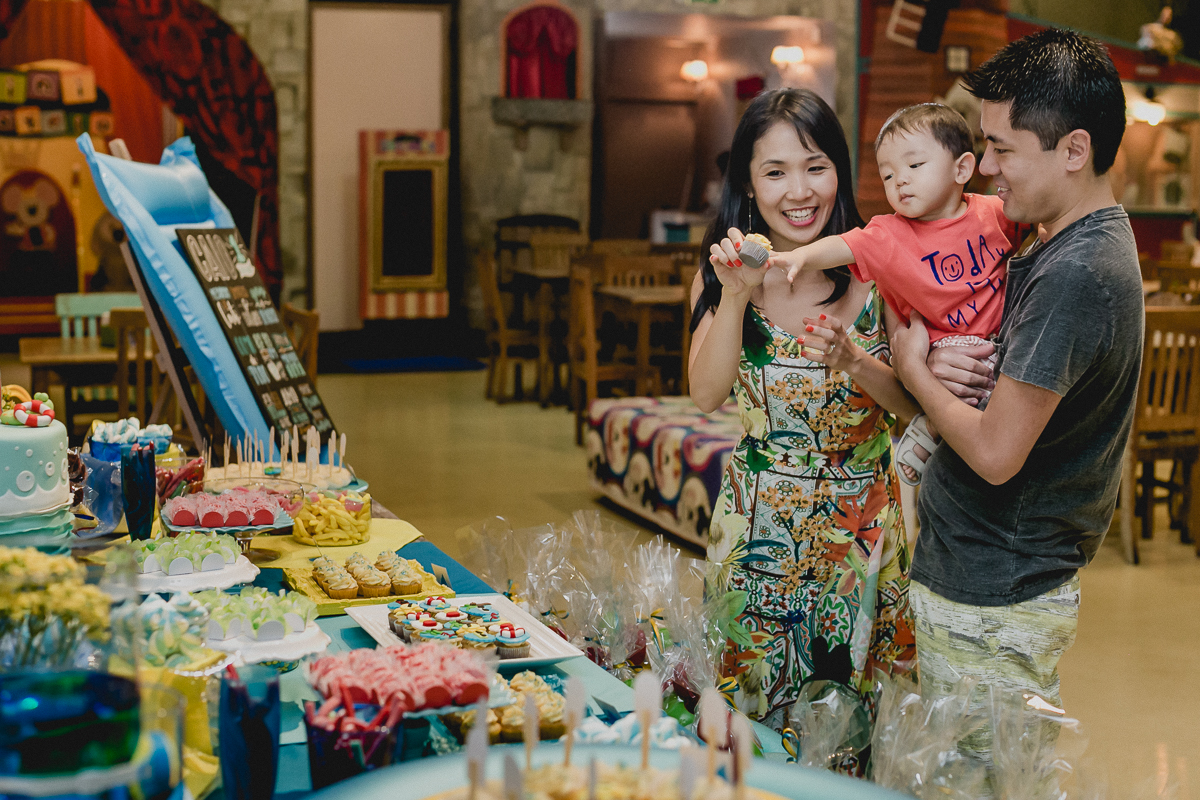 olhando os detalhes da mesa do bolo pela primeira vez