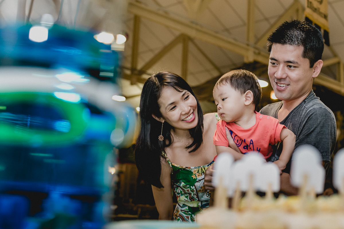 vendo os detalhes da mesa do bolo com a familia