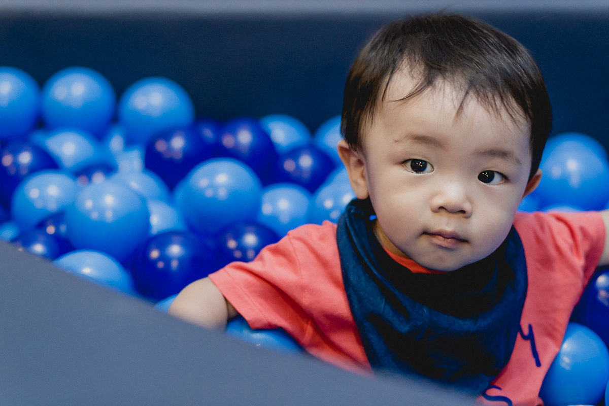 brincando na piscina de bolinhas