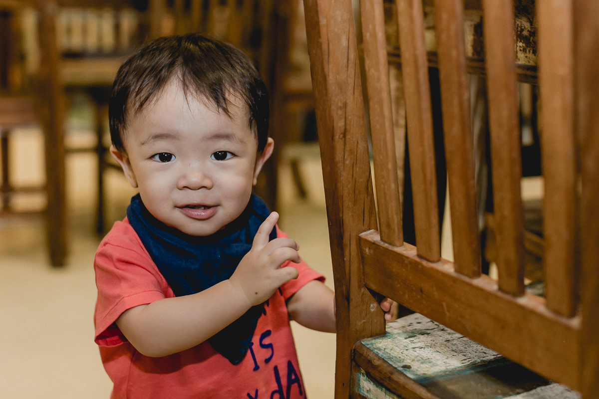 brincando entre as cadeiras