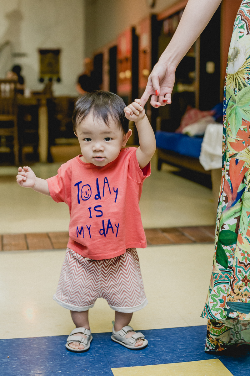 caminhando e segurando no dedo da mamãe