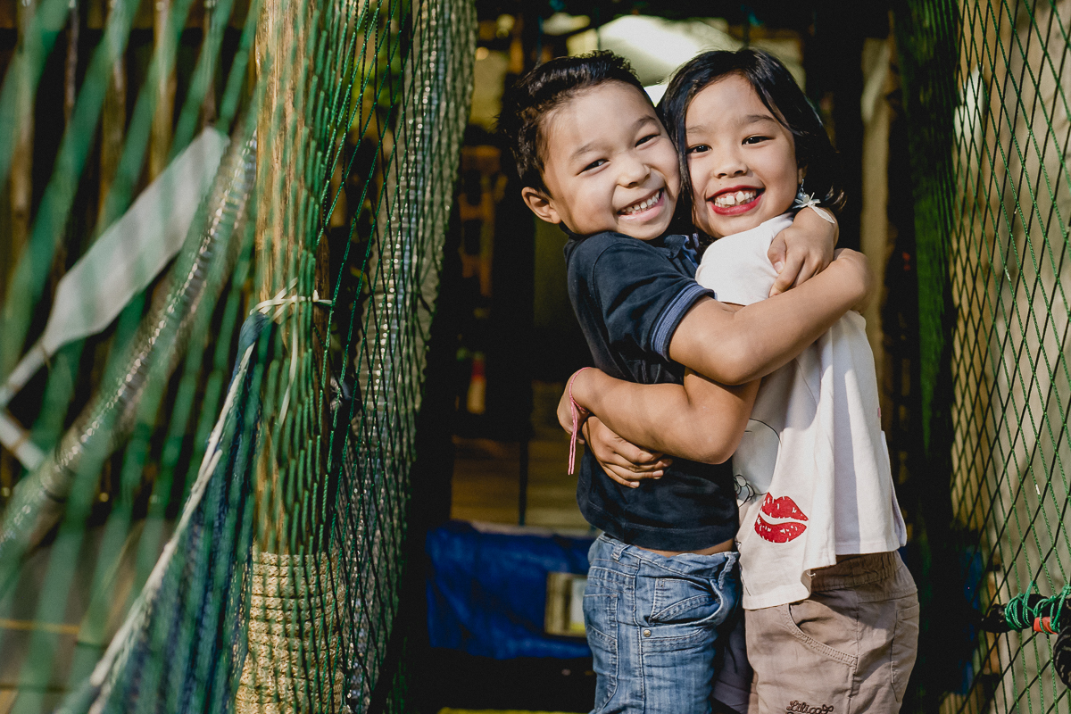 abraçando a irmã na ponte do buffet miniland