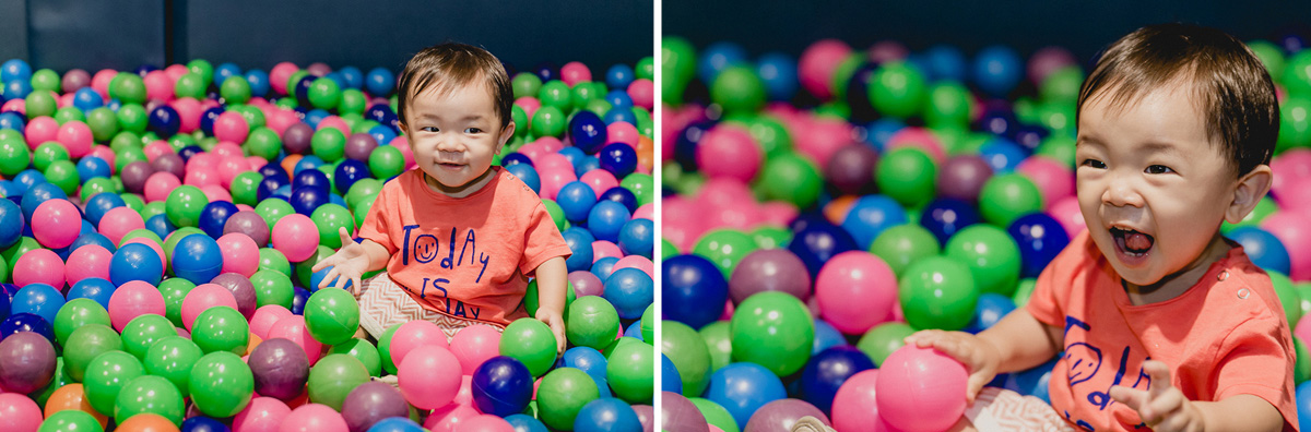 caio se divertindo na piscina de bolinhas