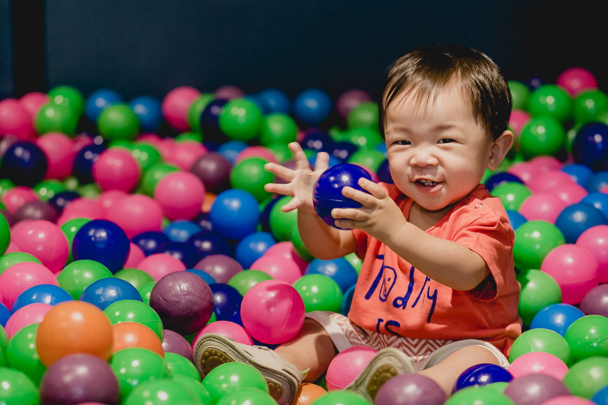 se divertindo e rindo muito na piscina de bolias