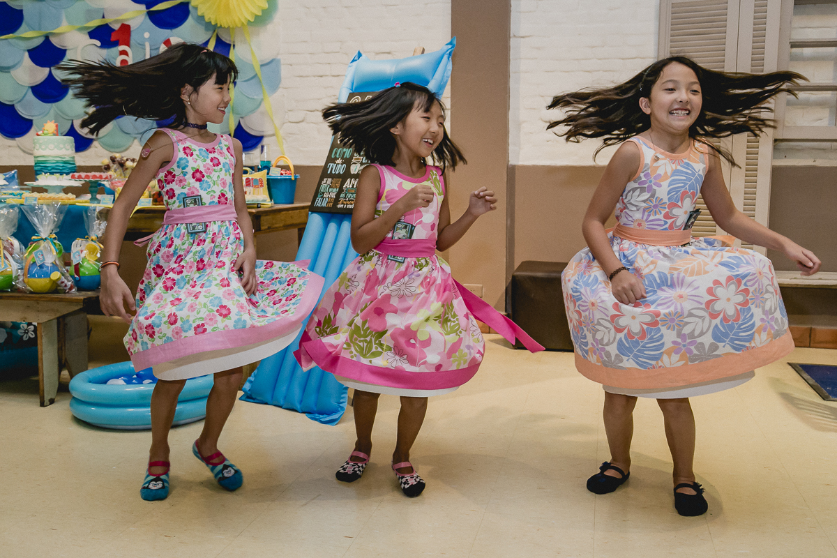 girando e balançando o vestido