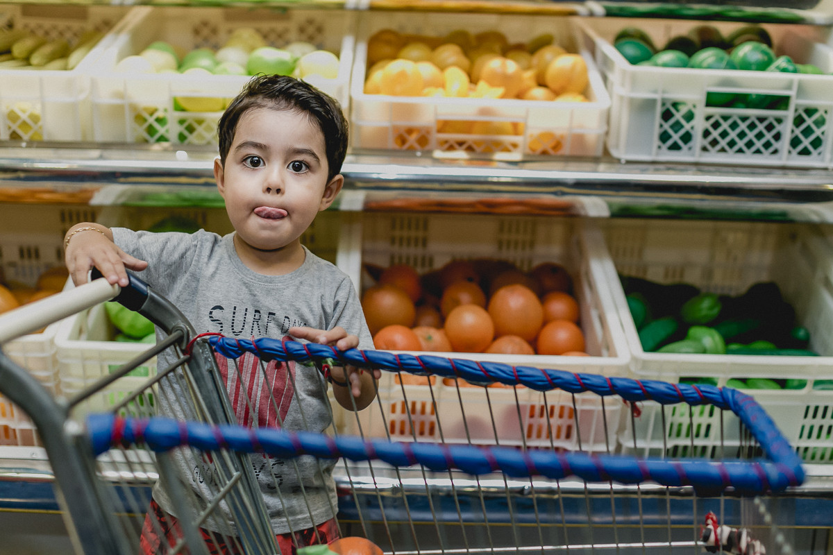 fazendo compras no mercadinho do buffet miniland