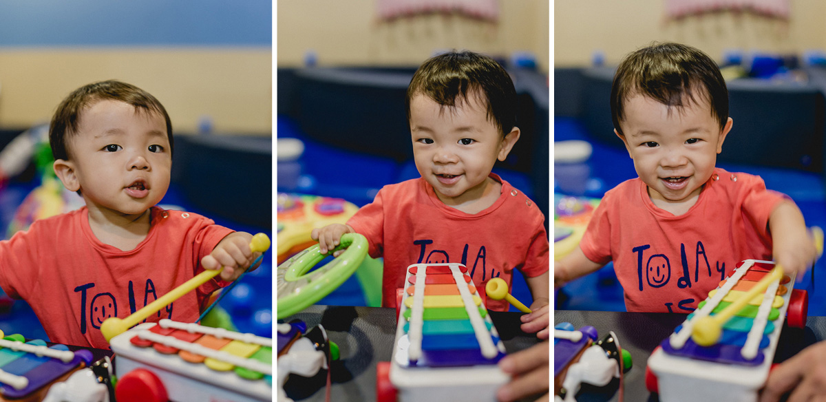 Caio se divertindo e tocando musica nos brinquedos do buffet miniland