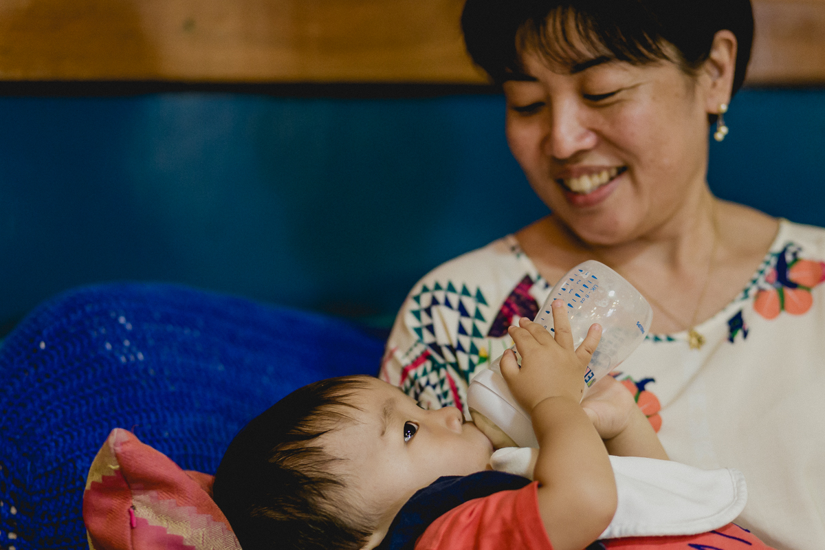 tomando leite na mamadeira com a titia