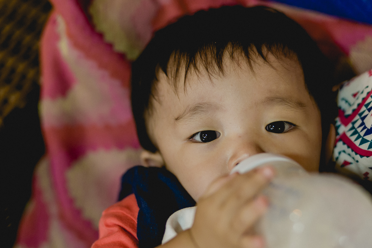 tomando leite na mamadeira