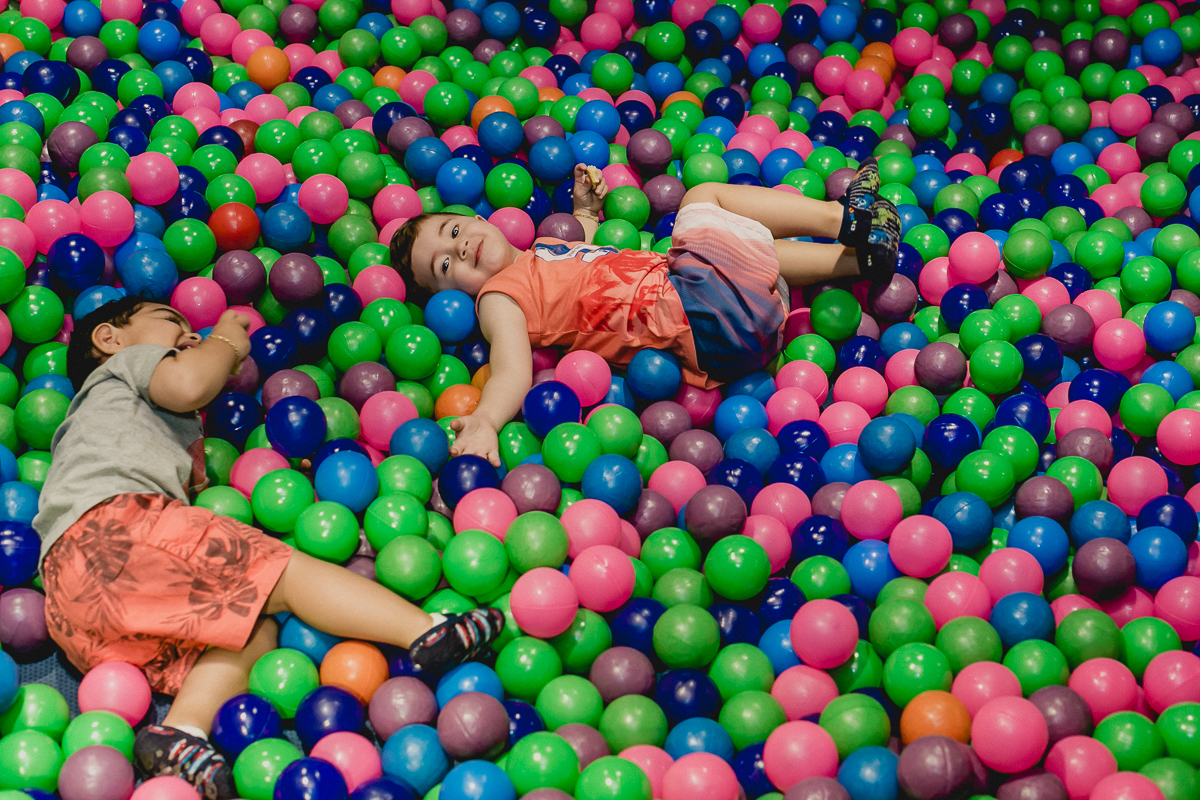 bagunçando na piscina de bolinhas do buffet miniland