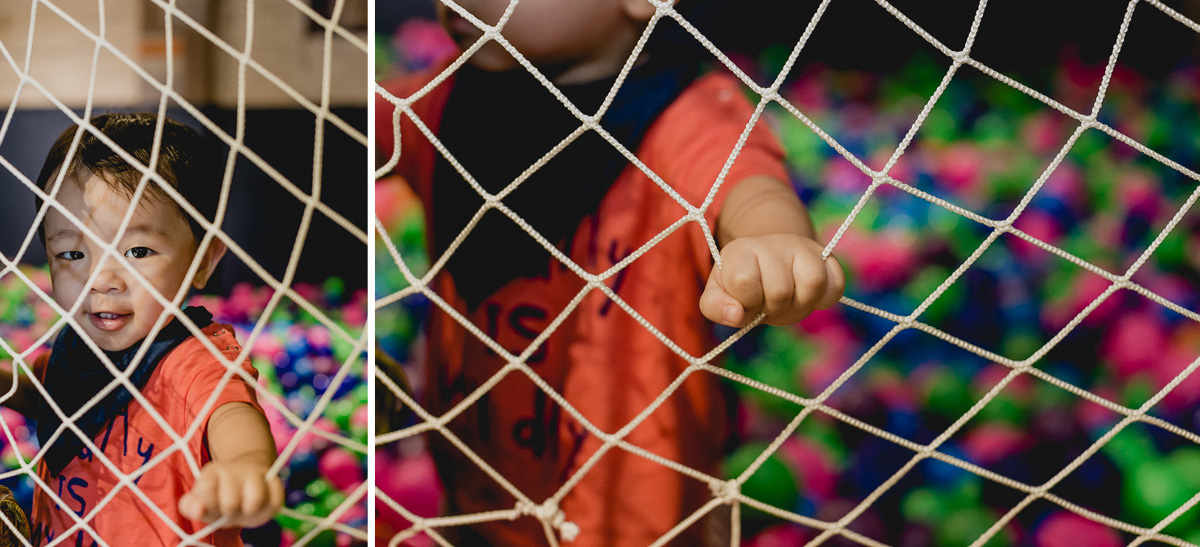 detalhe da mão do Caio segurando a telinha da piscina de bolinhas