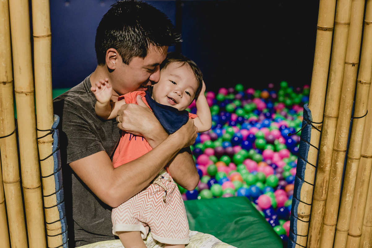 Recebendo carinho do papai