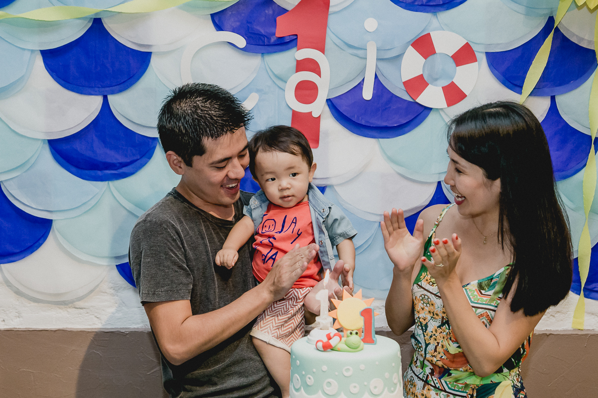 batendo palmas com a familia na hora do parabens