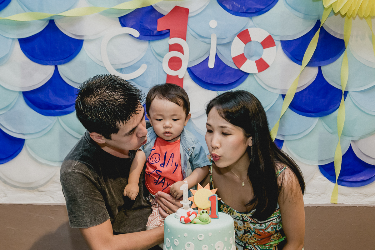 assomprando a velinha depois do parabens