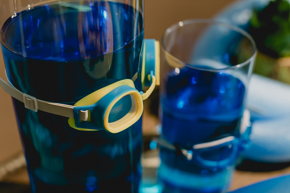 detalhes da mesa do bolo com o tema festa na piscina
