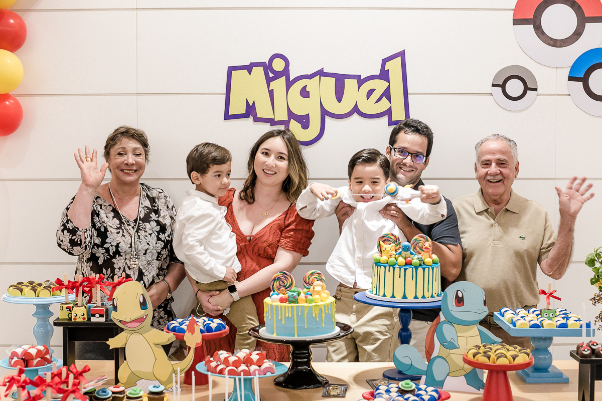 retrato em familia na festa de 6 anos do miguel