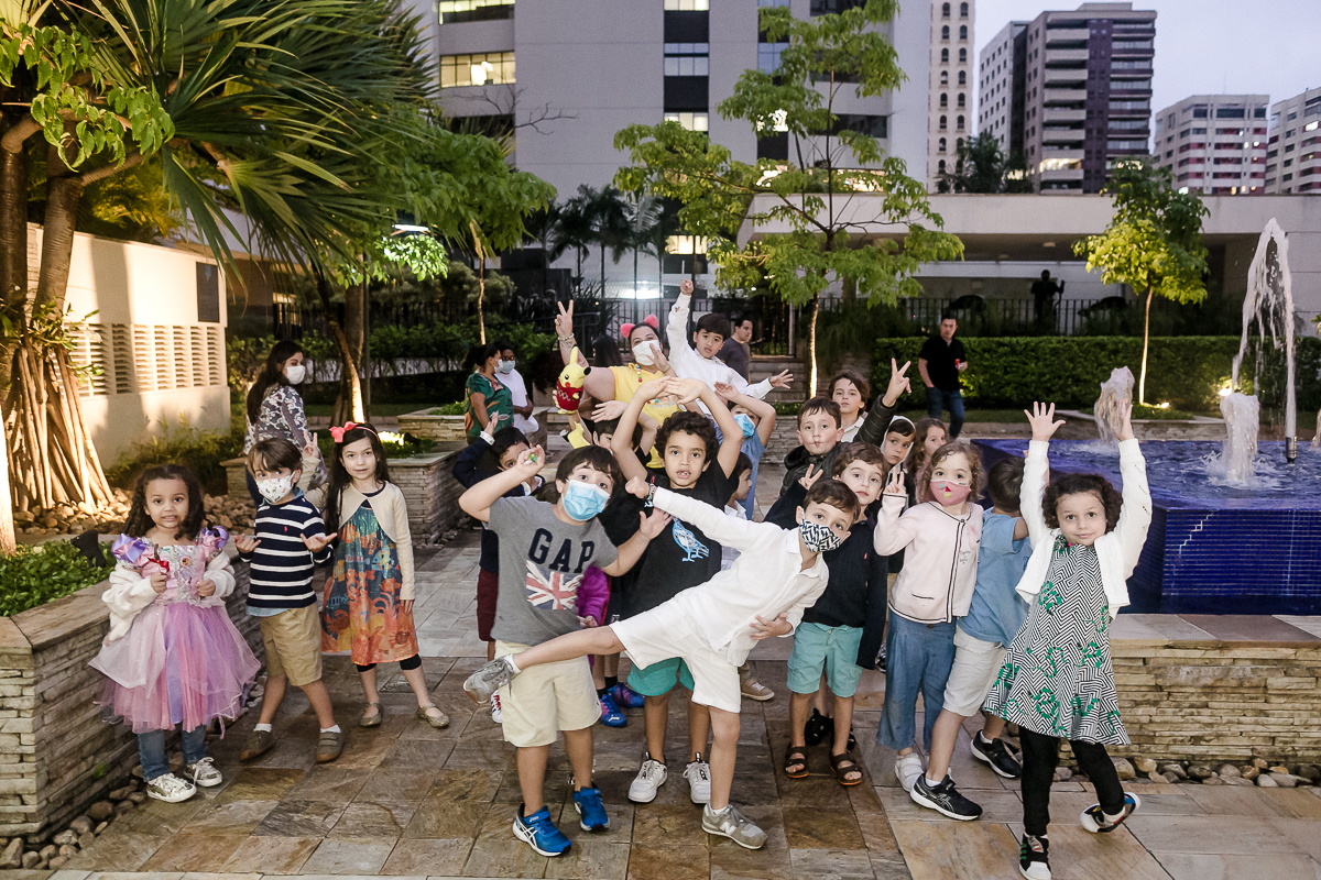 foto com os amigos na festa de 6 anos do miguel