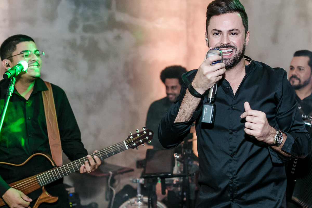 juninho bessa cantando no espaco casatua br jardim paulista sp