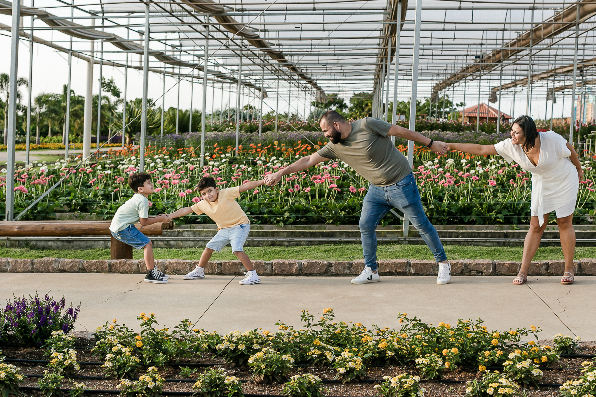 Ensaio família realizado no bloemen park em holambra sp