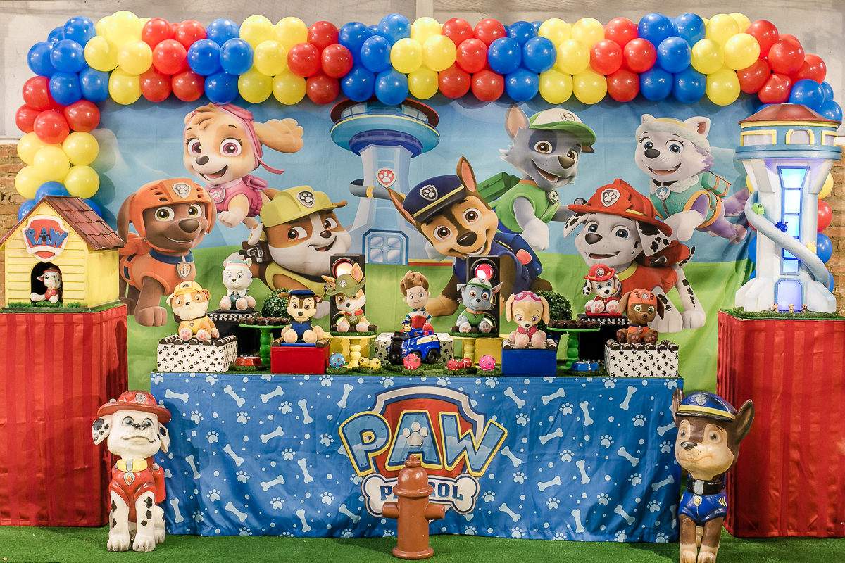 mesa de aniversario com o tema patrulha canina