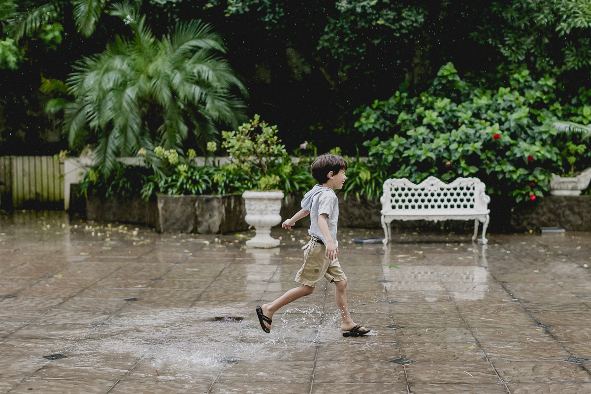 correndo e pisando na poça de agua