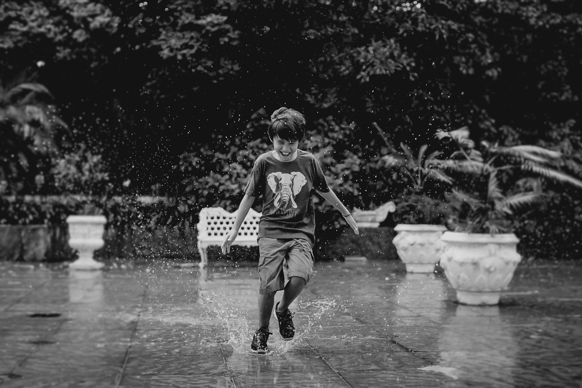 jogando muita agua para cima e pisando na poça