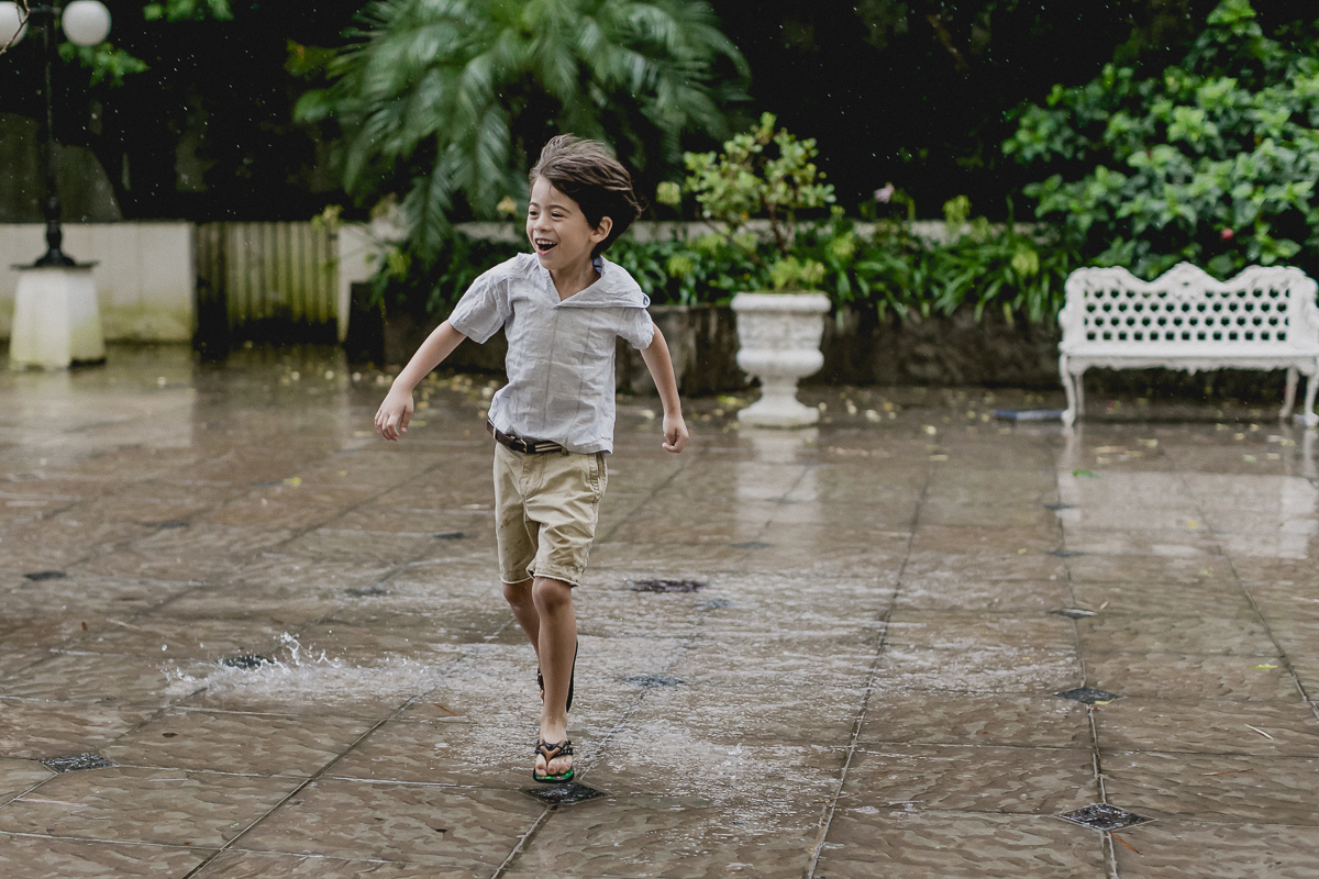 theo se divertindo e pisando na poça de agua